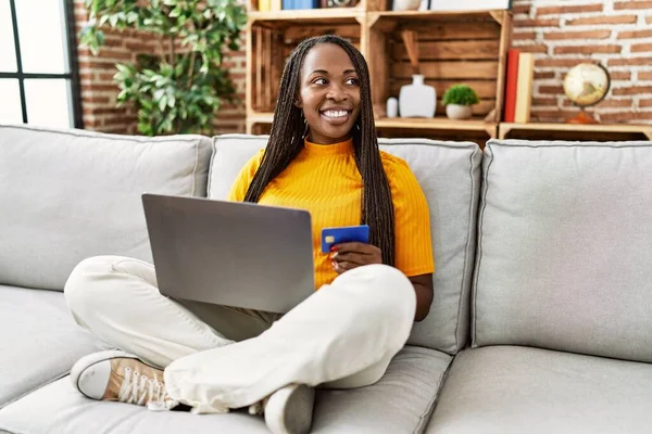 Afričanky Americká Žena Pomocí Notebooku Kreditní Karty Sedí Pohovce Doma — Stock fotografie