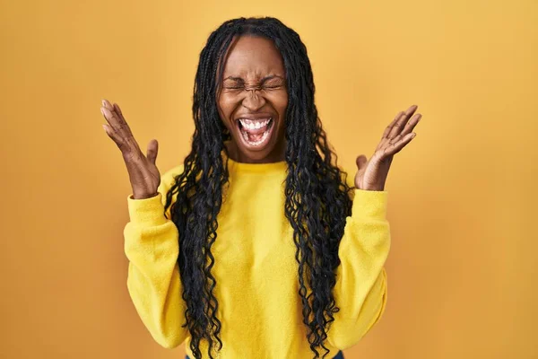 Mujer Africana Pie Sobre Fondo Amarillo Celebrando Loco Loco Por —  Fotos de Stock