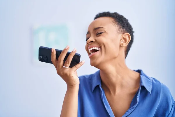 Africano Americano Mulher Falando Smartphone Casa — Fotografia de Stock