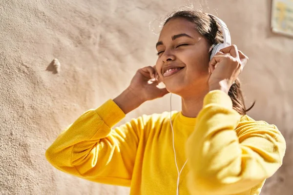 Joven Mujer Afroamericana Sonriendo Confiada Escuchando Música Calle — Foto de Stock