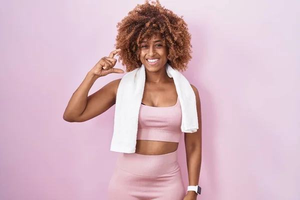 Mulher Hispânica Jovem Com Cabelo Encaracolado Vestindo Sportswear Toalha Sorrindo — Fotografia de Stock