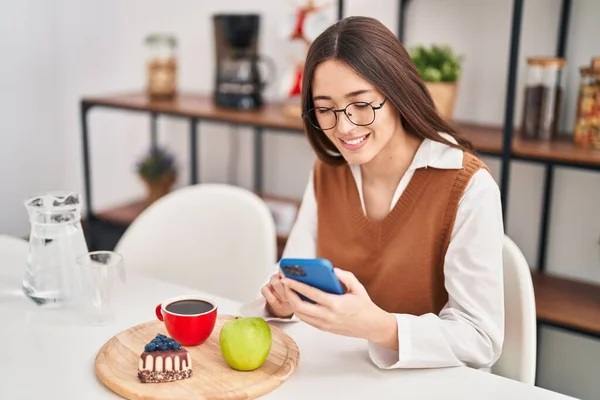 Jovem Bela Mulher Hispânica Tomando Café Manhã Usando Smartphone Casa — Fotografia de Stock
