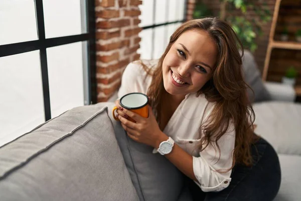 Mladý Krásný Hispánec Žena Pití Kávy Sedí Pohovce Doma — Stock fotografie