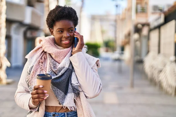 Afričanky Americká Žena Mluví Smartphone Pití Kávy Ulici — Stock fotografie