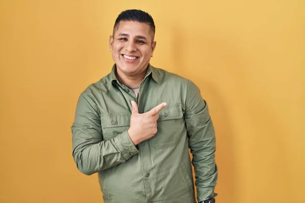 Jeune Homme Hispanique Debout Sur Fond Jaune Joyeux Avec Sourire — Photo