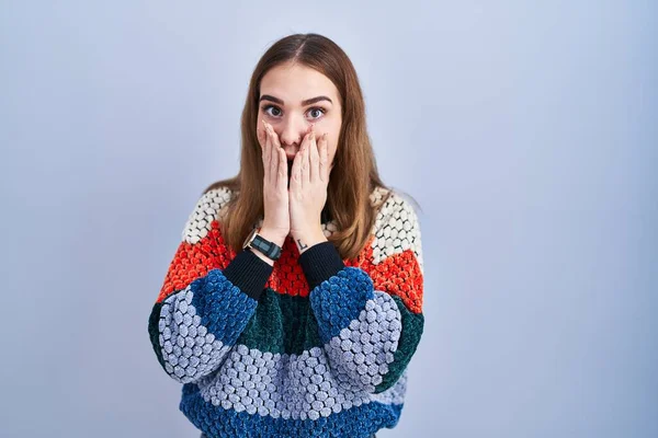 Young Hispanic Girl Standing Blue Background Afraid Shocked Surprise Amazed — Photo