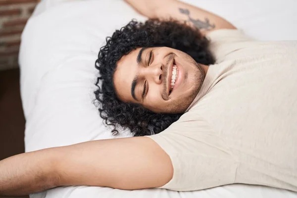 Jonge Latijnse Man Wakker Stretching Armen Slaapkamer — Stockfoto