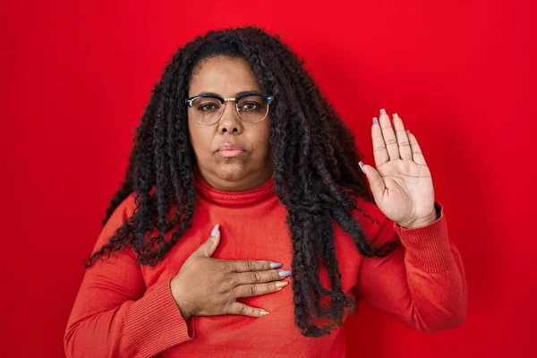 Size Hispanic Woman Standing Red Background Swearing Hand Chest Open — Stockfoto