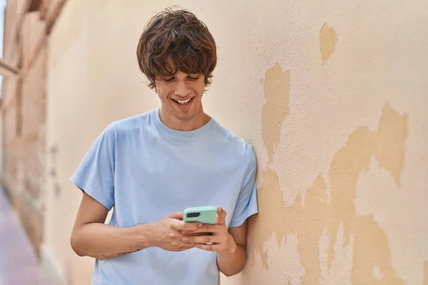 Sokakta Akıllı Telefon Kullanan Kendine Güvenen Genç Sarışın Adam — Stok fotoğraf