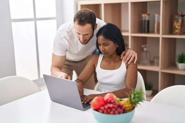 Man Woman Interracial Couple Using Laptop Sitting Table Home — Stockfoto