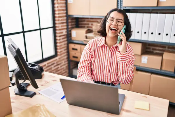 Genç Kadın Dış Ticaret Işçisi Ofisteki Akıllı Telefondan Konuşuyor — Stok fotoğraf