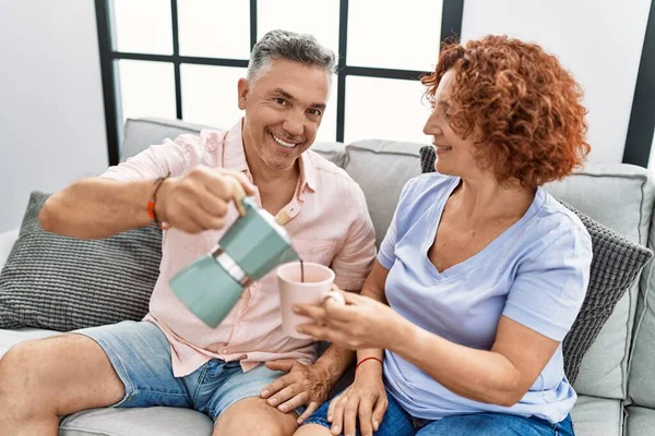 Medelålders Man Och Kvinna Par Dricker Kaffe Sittandes Soffan Hemma — Stockfoto