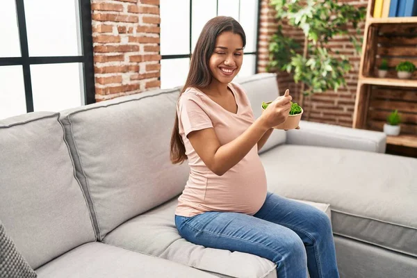 Young Latin Woman Pregnant Eating Salad Sitting Sofa Home — 스톡 사진