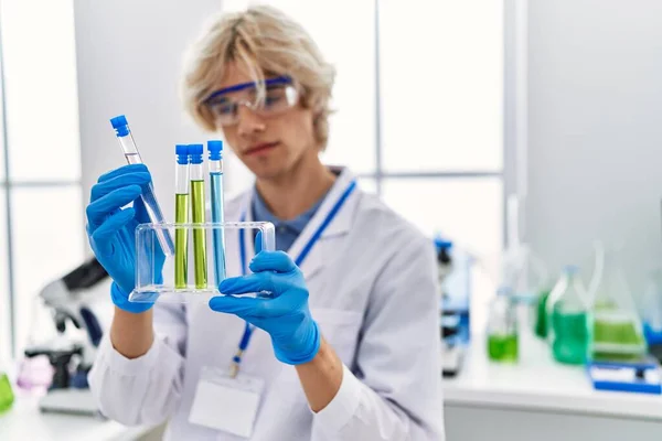 Jovem Cientista Loiro Segurando Tubos Ensaio Laboratório — Fotografia de Stock