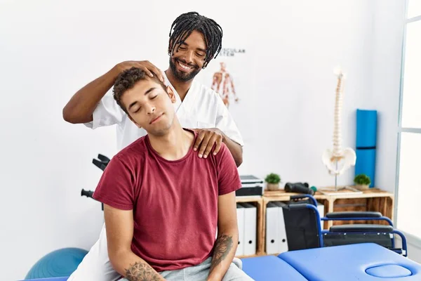 Twee Mannen Fysiotherapeut Patiënt Met Revalidatie Sessie Stretching Nek Kliniek — Stockfoto