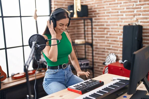 Young Hispanic Woman Playing Music Session Music Studio — Stok fotoğraf