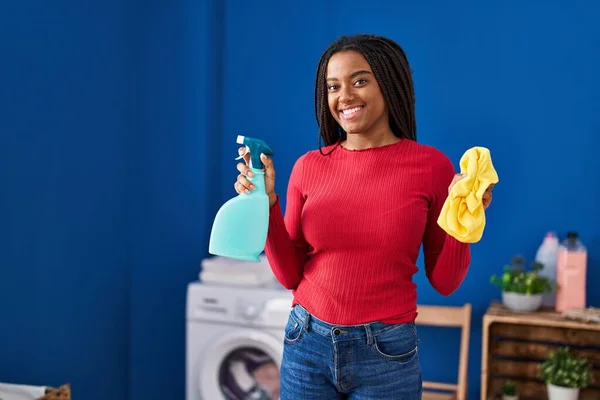 Mujer Afroamericana Sonriendo Confiada Sosteniendo Pulverizador Tela Casa —  Fotos de Stock