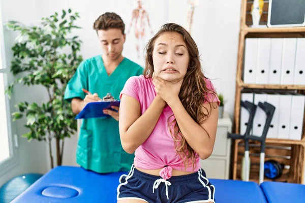 Young Hispanic Woman Physiotherapist Appointment Shouting Suffocate Because Painful Strangle — Stockfoto