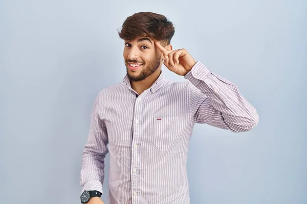Arab Man Beard Standing Blue Background Smiling Pointing Head One — Fotografia de Stock