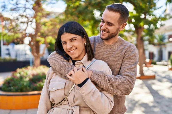 Homem Mulher Casal Sorrindo Confiante Abraçando Uns Aos Outros Parque — Fotografia de Stock