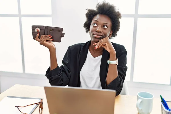 African Young Woman Holding Wallet Virtual Currency Bitcoin Serious Face — Stok fotoğraf