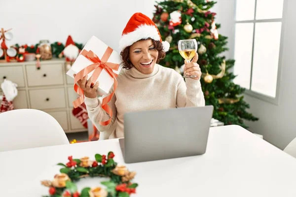 Hispanische Frau Mittleren Alters Lächelt Glücklich Mit Weihnachtsmütze Und Hat — Stockfoto