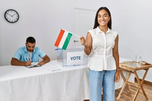 Joven Votante Sonriendo Feliz Sosteniendo Bandera Húngara Colegio Electoral —  Fotos de Stock