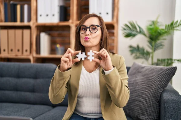 Femme Âge Moyen Travaillant Bureau Consultation Tant Que Thérapeute Regardant — Photo