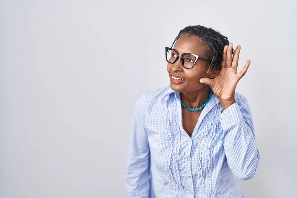 African Woman Dreadlocks Standing White Background Wearing Glasses Smiling Hand — Photo