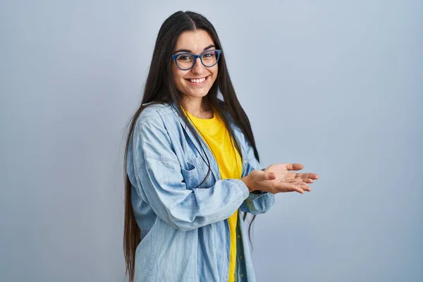 Young Hispanic Woman Standing Blue Background Pointing Aside Hands Open — Stock Photo, Image
