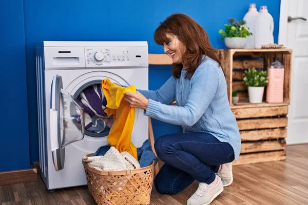 Middle Age Woman Smiling Confident Washing Clothes Laundry Room — Fotografia de Stock