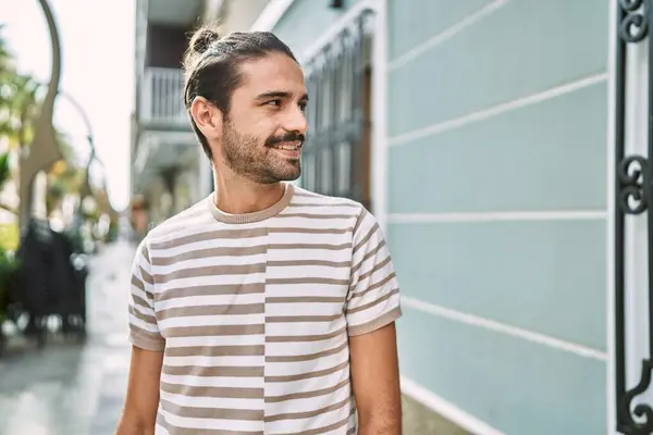 Young Hispanic Man Smiling Confident Street — Stockfoto