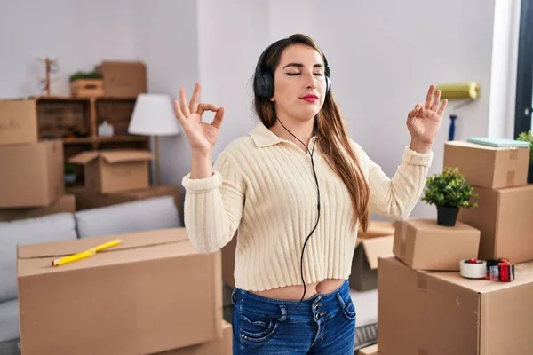 Young Beautiful Hispanic Woman Doing Yoga Exercise Standing New Home — Foto de Stock