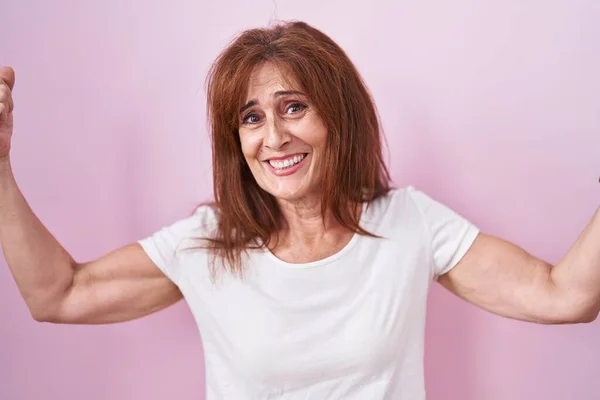Middle Age Woman Standing Pink Background Showing Arms Muscles Smiling — 图库照片