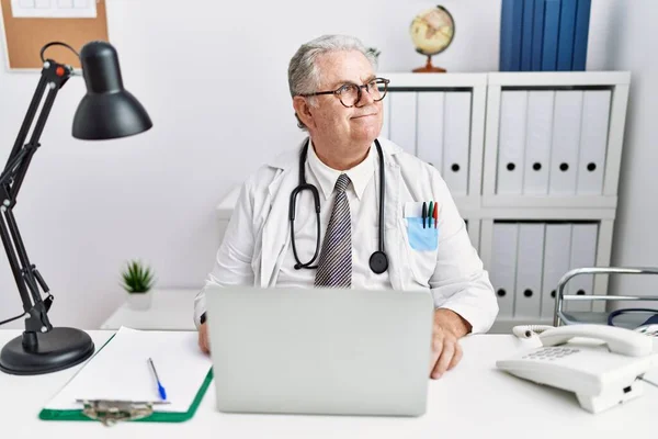 Homem Caucasiano Sênior Vestindo Uniforme Médico Estetoscópio Clínica Olhando Para — Fotografia de Stock