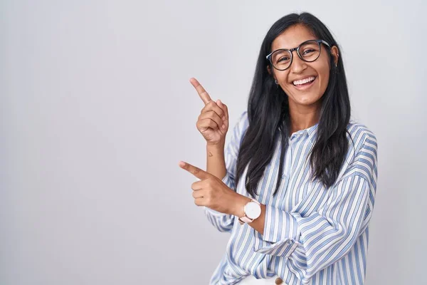 Mulher Hispânica Jovem Usando Óculos Sorrindo Olhando Para Câmera Apontando — Fotografia de Stock