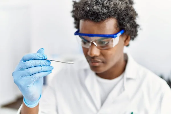 Young South East Man Wearing Scientist Uniform Looking Sample Laboratory — Foto de Stock
