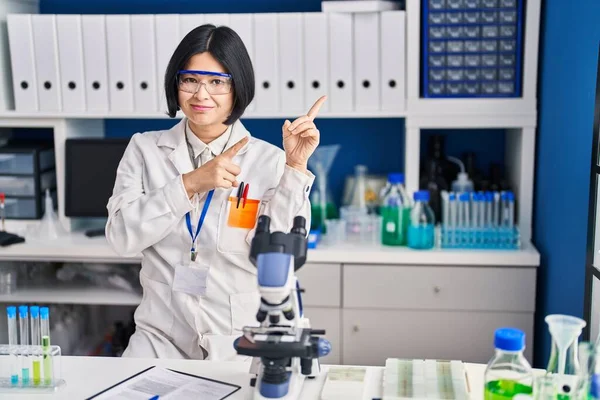 Young Asian Woman Working Scientist Laboratory Smiling Looking Camera Pointing — Stockfoto
