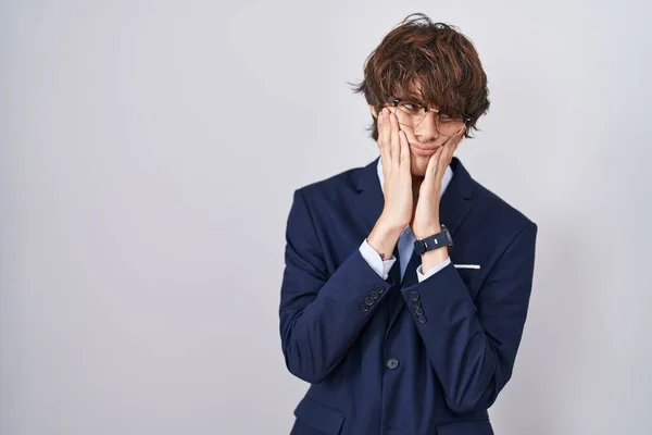 Joven Empresario Hispano Con Gafas Manos Cansadas Cubriendo Cara Depresión —  Fotos de Stock