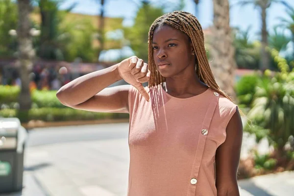 Afrikansk Amerikansk Kvinna Gör Negativa Tecken Med Tummen Nere Parken — Stockfoto