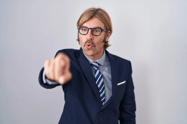 Homme Caucasien Avec Moustache Portant Des Vêtements Travail Pointant Doigt — Photo