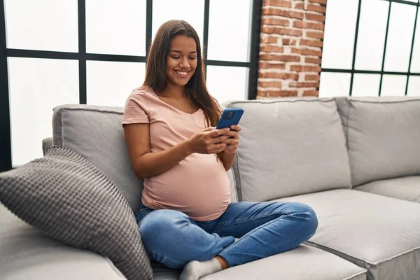 Jong Latin Vrouw Zwanger Met Behulp Van Smartphone Thuis — Stockfoto