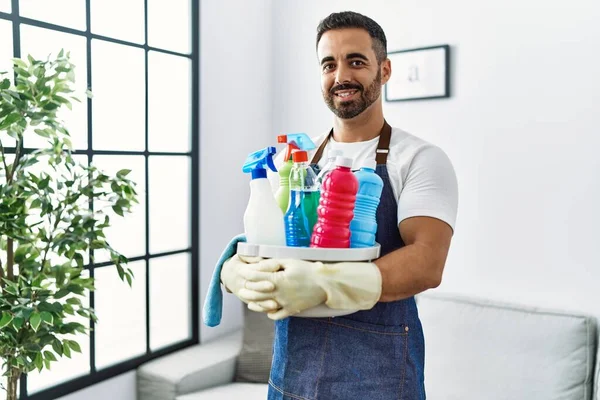 Νεαρός Ισπανόφωνος Άνδρας Χαμογελά Σίγουρος Κρατώντας Προϊόντα Καθαρισμού Στο Σπίτι — Φωτογραφία Αρχείου