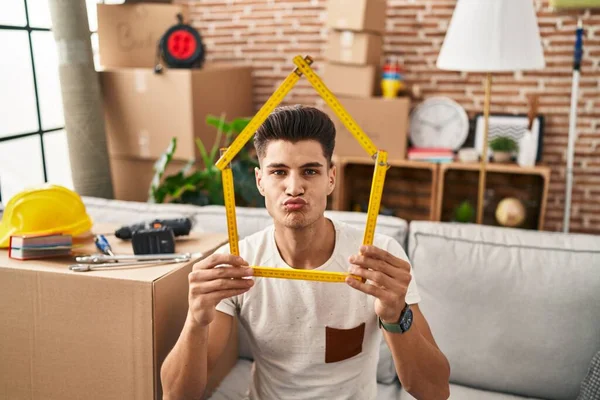 Jonge Spaanse Man Die Naar Een Nieuw Huis Verhuist Kijkend — Stockfoto