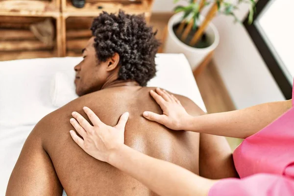 Young African American Man Having Back Massage Beauty Center — Φωτογραφία Αρχείου
