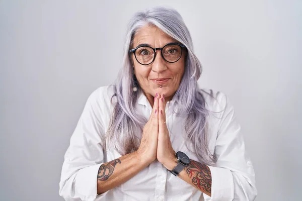 Жінка Середнього Віку Татуюваннями Окулярах Стоїть Над Білим Тлом Молячись — стокове фото