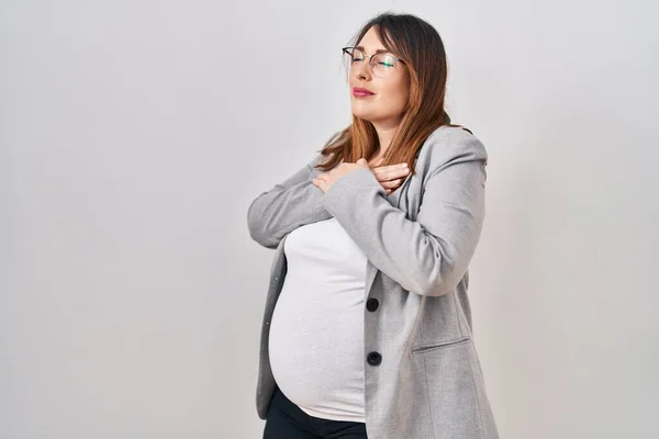 Pregnant Business Woman Standing White Background Smiling Hands Chest Closed — Stock Photo, Image