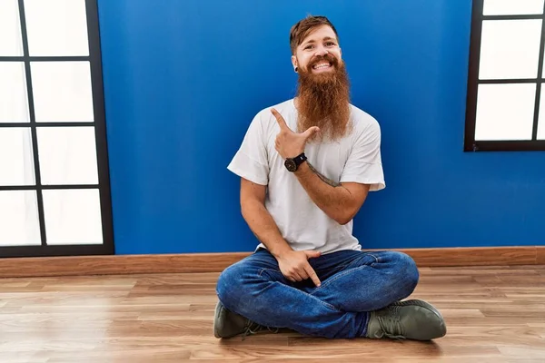 Uomo Dai Capelli Rossi Con Lunga Barba Seduta Sul Pavimento — Foto Stock