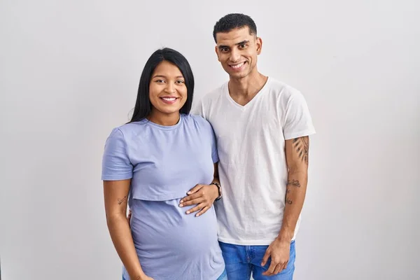 Junges Hispanisches Paar Erwartet Ein Baby Das Mit Einem Fröhlichen — Stockfoto