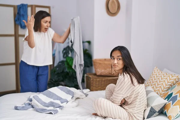Kadın Anne Kız Yatak Odasında Giysiler Için Tartışıyor — Stok fotoğraf